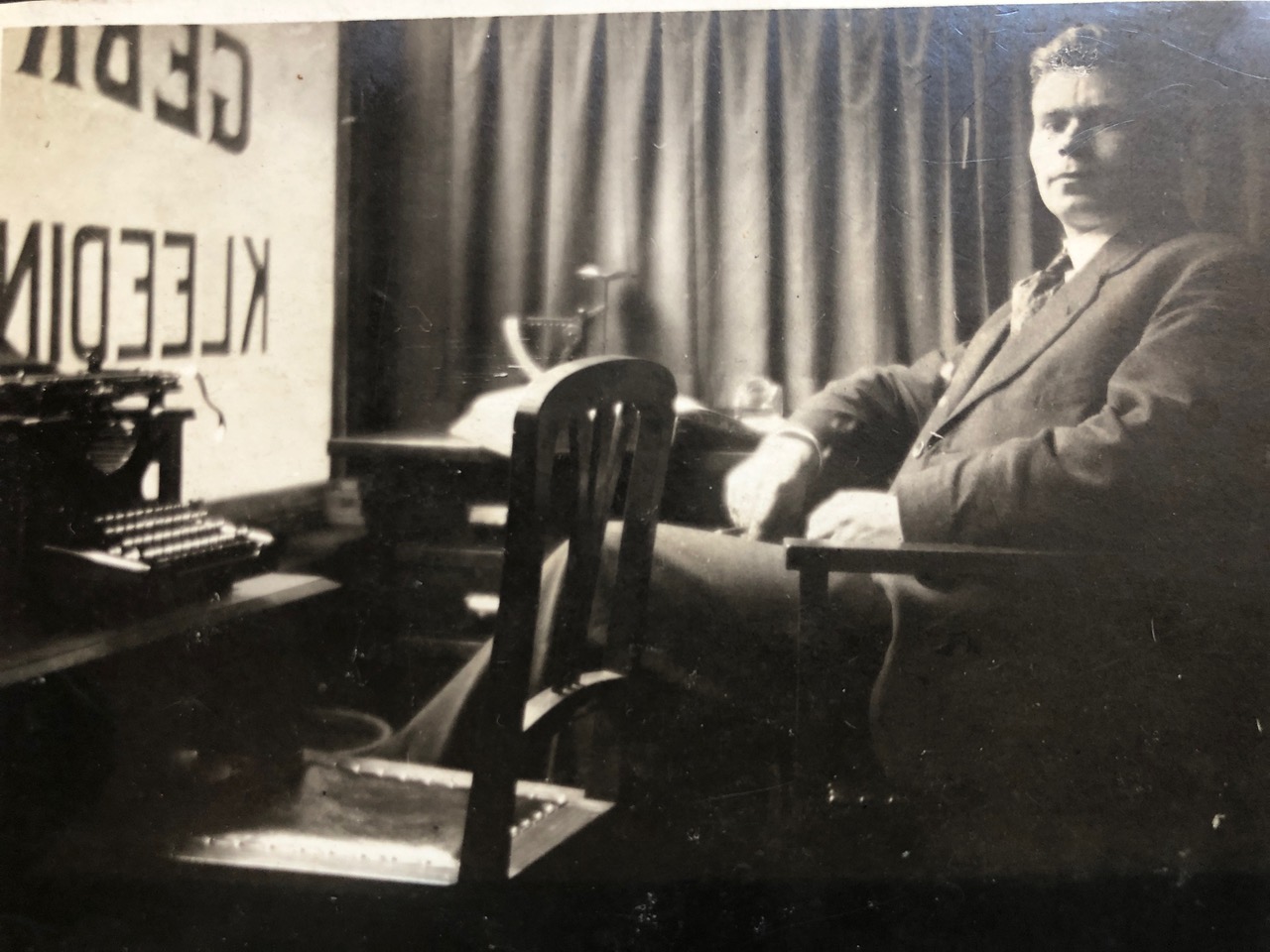Gerrit Burrie als jonge Procuratiehouder bij Gebr. Levie, voor de oorlog (1930).